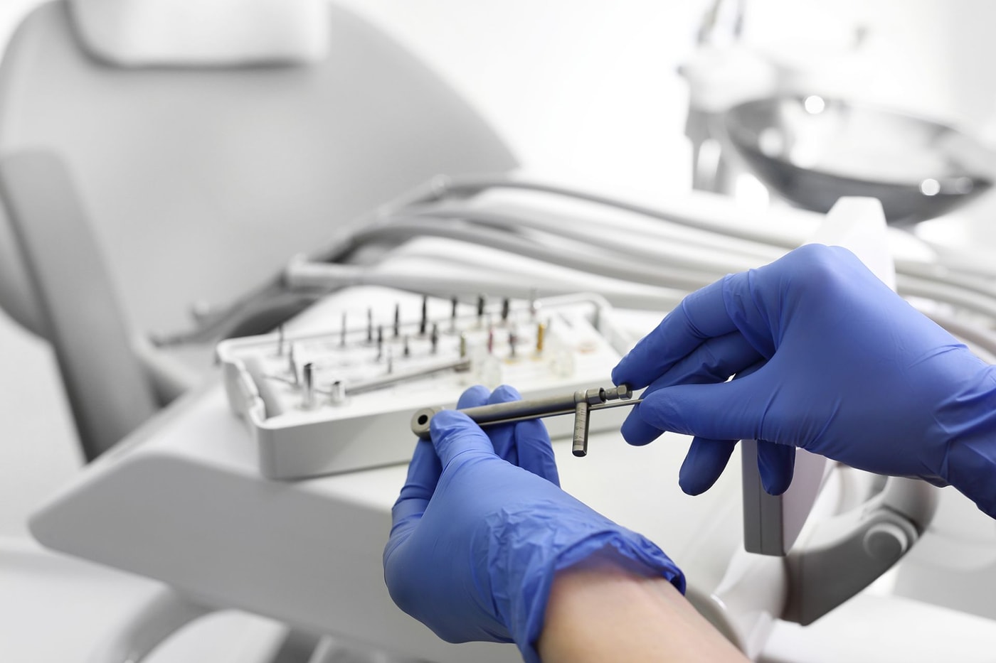 Strumenti sterilizzati sul vassoio, prelevati con i guanti
