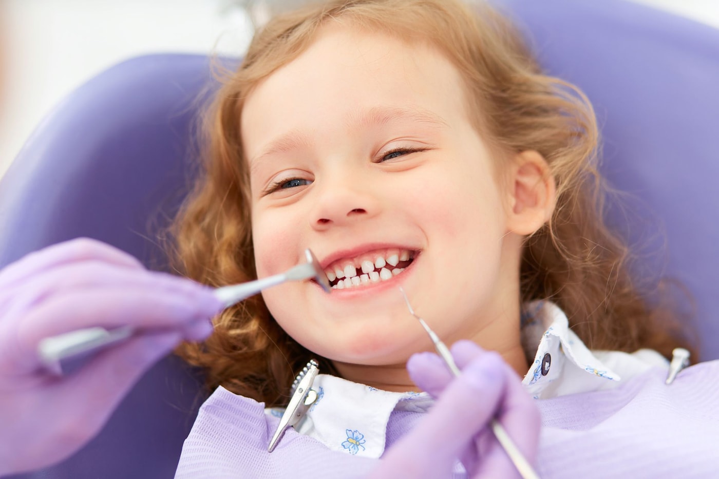 Bambina sorridente durante una visita di controllo