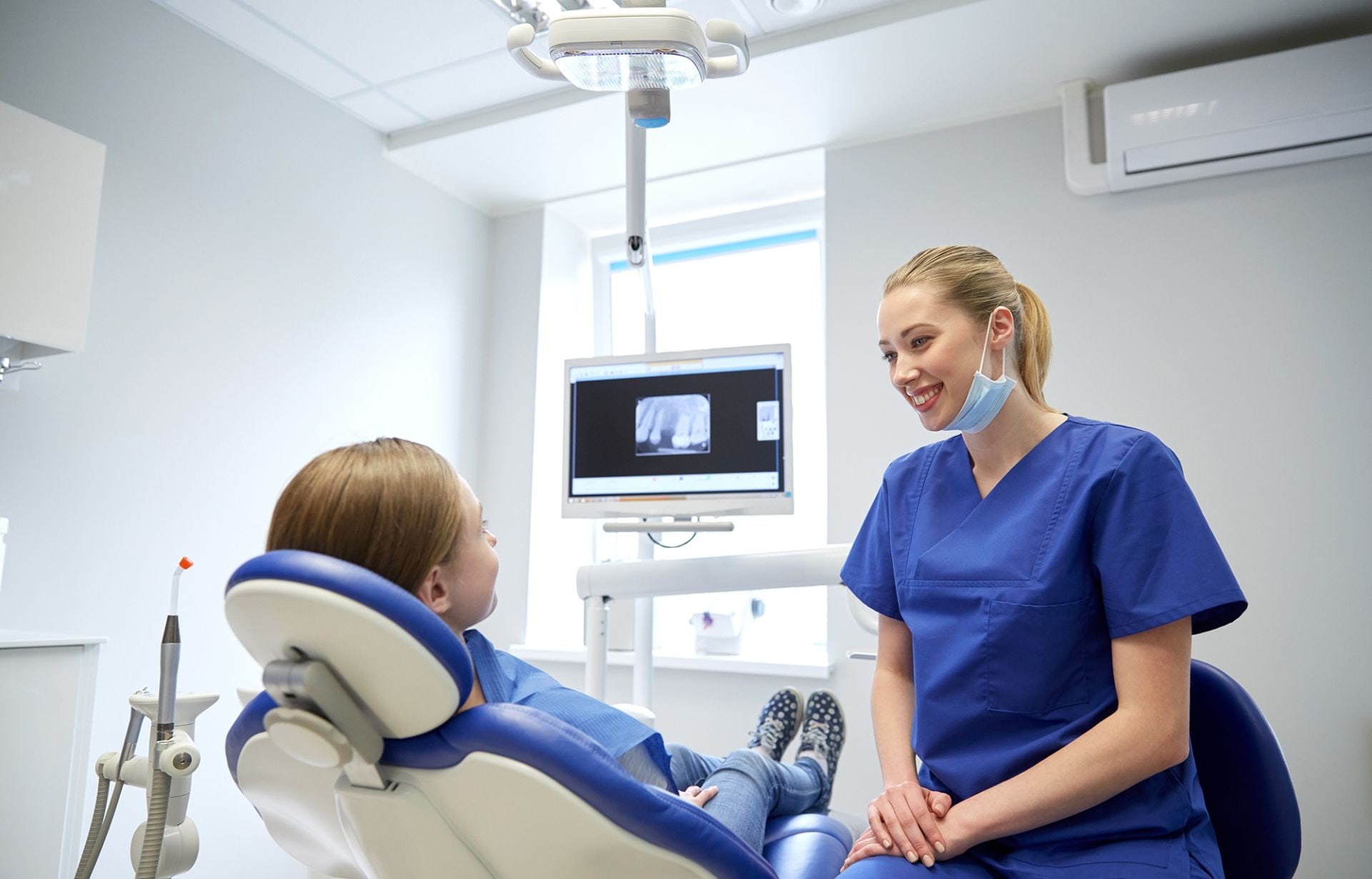Sala di trattamento con la poltrona odontoiatrica e l'assistente al lavoro